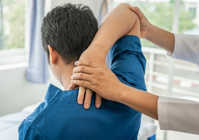 Tension adjustment in Santa Monica: A man receives a massage from a physiotherapy expert, focusing on OTZ adjustment techniques for pain relief.